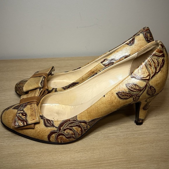 Cuoieria Fiorentina Pointed Toe Floral Print Patent Leather Pumps with a Bow - Picture 4 of 6